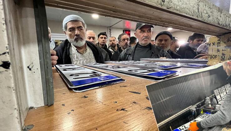 Gece gündüz plaka basılıyor. Mühlet azaldı, uzun kuyruklar oluştu