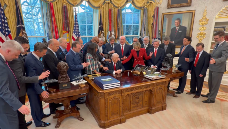 Oval Ofis’te farklı anlar. Trump’a dokunup dua ettiler