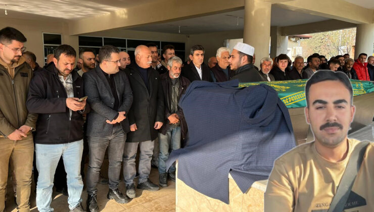 Tabutunun üzerine damatlığı konuldu. Babası olaya şahit olmuş: “Aynaya baktığımda oğlumun aracı alev almıştı”