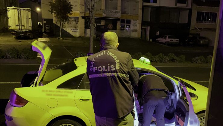 Taksi sürücüsünü seyir halindeyken bıçakladı