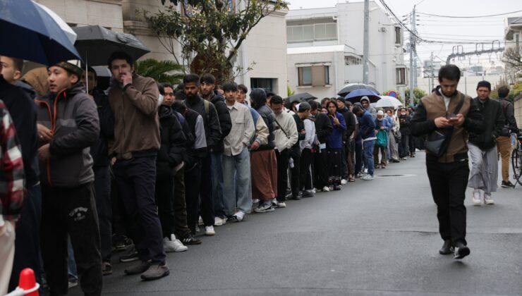 Tokyo Camii’nde bayram namazı yoğunluğu. Namaz 5 defa kıldırıldı