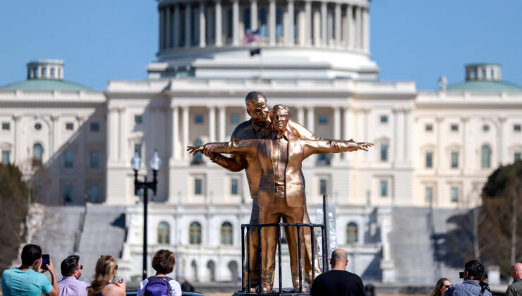 Washington’da Trump-Epstein heykeli. Titanik sinemasının meşhur sahnesi canlandırıldı