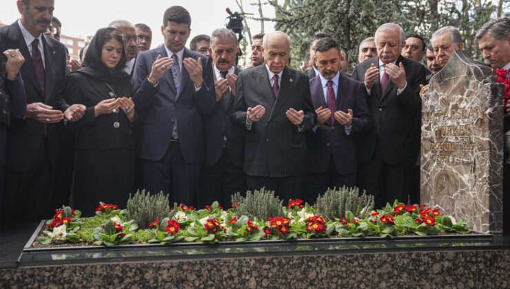 Devlet Bahçeli, Alparslan Türkeş’in kabrini ziyaret etti