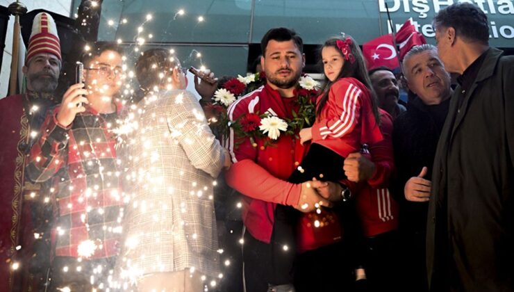 Rekortmen ulusal güreşçi İstek Kayaalp’e başkentte coşkulu karşılama