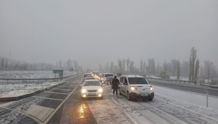 Afyonkarahisar’da iki ilçede eğitime kar pürüzü