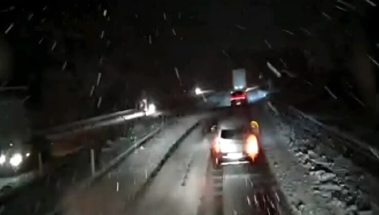 Afyonkarahisar’da kar yağışı tesirli oldu. Kimi yollar TIR geçişine kapatıldı