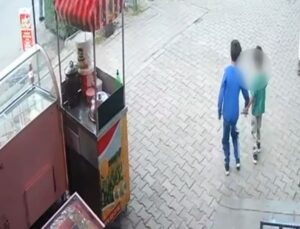 Bıçakla kediye ziyan veren çocuklar, kendilerini uyaran bayanın üzerine yürüdü