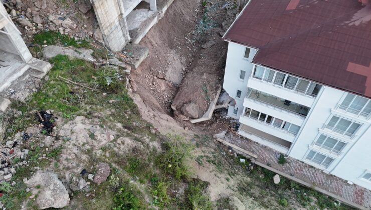 Çöken istinat duvarı meskenlerin duvarını yıktı. 10 mesken tahliye edildi