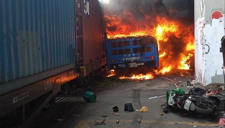 Dehşet anları kamerada. Tayland’da tren otobüse çarptı, 8 meyyit