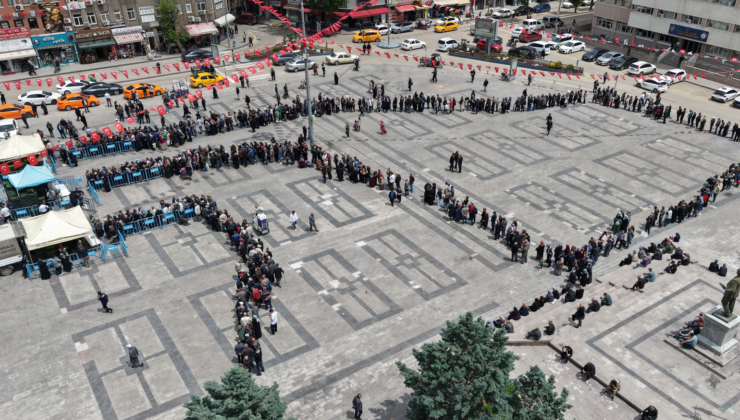 Fiyatsız olduğunu duyan koştu, saatler öncesinden sıraya girdiler