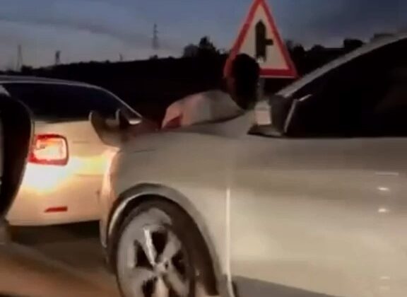 Halat bulamayınca iki aracın ortasına insan koydular
