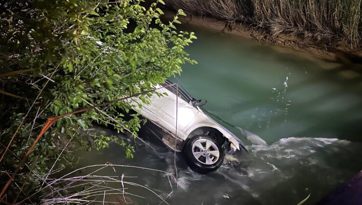 Kanala devrilen otomobildekilere yardım için suya atladı, hayatını kaybetti