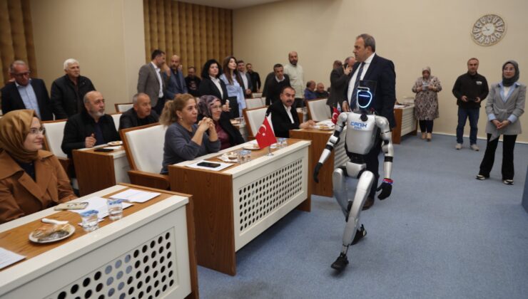 Nüfusa kayıtlı birinci insansı robot Meclis toplantısında