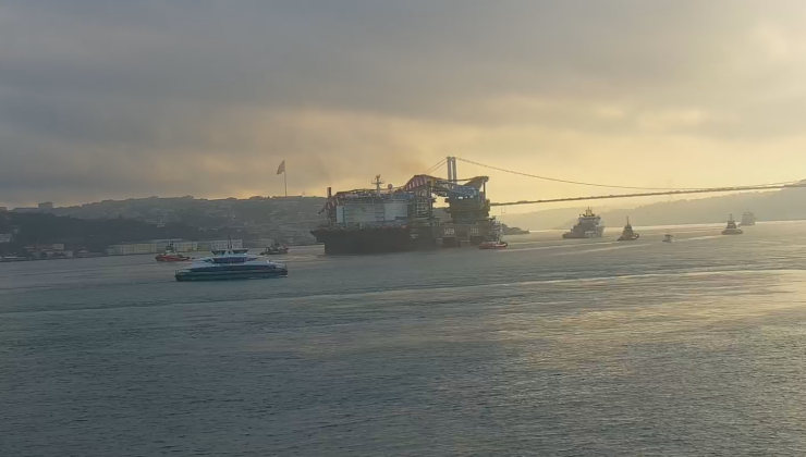 Dev vinç gemisi İstanbul Boğazı’ndan geçiyor. Boğaz gemi trafiğine kapatıldı