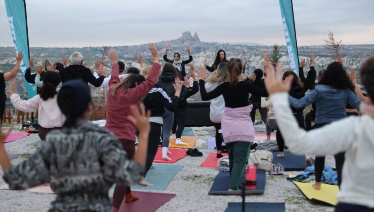 Kapadokya’da gün doğumunda yoga aktifliği düzenlendi