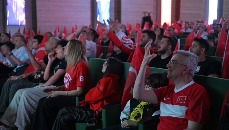 Sıhhat çalışanları ve hastalar, A Ulusal Futbol Grubu’nun maçını hastanede dev ekrandan izledi