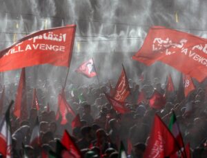 Hamaney’in cenazesinde intikam sembolü: Kırmızı bayraklar ne anlatıyor?