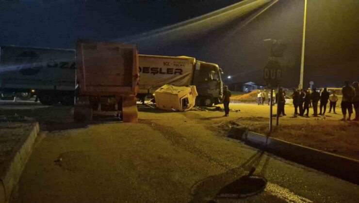 Sincan’da hafriyat kamyonu tıra çarptı: 1 yaralı