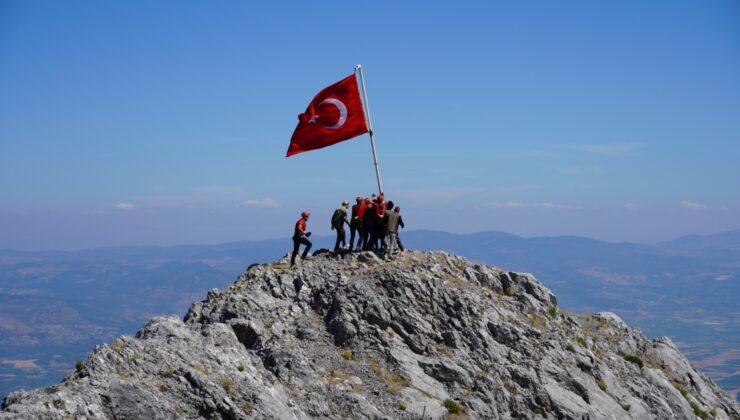 Spil’in tepesindeki 15 Temmuz merasiminde gaziler Türk bayrağını göndere çekti