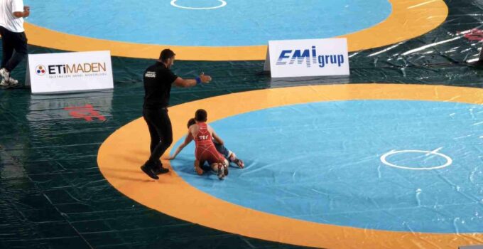 Türkiye Minikler Güreş Şampiyonası Ankara’da sürüyor